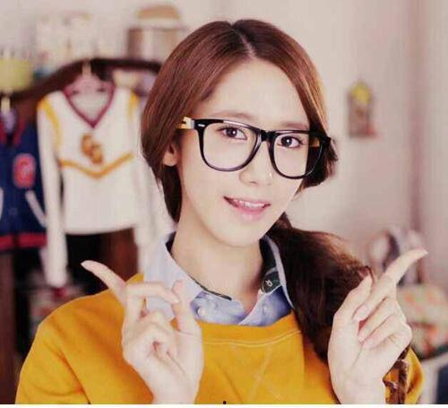 娱乐吃瓜女生主持戴眼镜,眼镜女主播的娱乐吃瓜盛宴