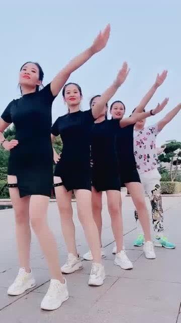 娱乐吃瓜美女复工,吃瓜美女华丽复工，惊艳亮相引热议